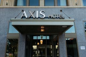 莫林The Axis Moline Hotel, Tapestry Collection By Hilton的大楼前方的橡树酒店标志