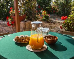 ArafoMountain Getaway for Hikers 2的一张桌子,上面放着一壶橙汁和一盘坚果