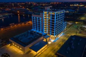 罗克福德Embassy Suites By Hilton Rockford Riverfront的夜晚高楼空中景色