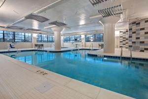 罗克福德Embassy Suites By Hilton Rockford Riverfront的大楼内一个蓝色的大型游泳池
