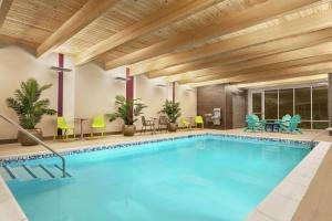 格伦米尔斯Home2 Suites By Hilton Glen Mills Chadds Ford的大楼内的一个蓝色海水游泳池