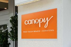 西棕榈滩Canopy West Palm Beach - Downtown的建筑物一侧的橙色标志