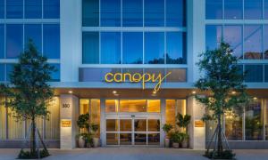 西棕榈滩Canopy West Palm Beach - Downtown的公司入口处的建筑物