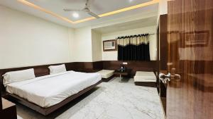 瓦拉纳西Hotel Varanasi Palace的卧室配有床、桌子和门