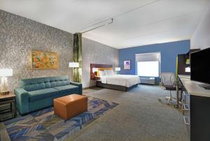 罗维莎Home2 Suites By Hilton Lawrenceville Atlanta Sugarloaf, Ga的酒店客房,配有床和沙发