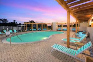 肯尼索Home2 Suites By Hilton Atlanta Nw/Kennesaw, Ga的一个带躺椅的游泳池和一个凉亭
