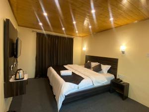 大吉岭Hotel Amaira的一间卧室,卧室内配有一张大床