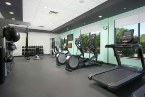 肯尼索Home2 Suites By Hilton Atlanta Nw/Kennesaw, Ga的健身房设有数台跑步机和椭圆机