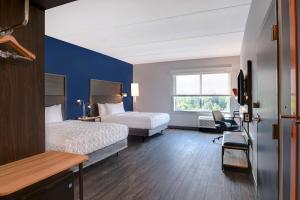 哥伦比亚Tru By Hilton Columbia Greystone的酒店客房设有两张床和窗户。