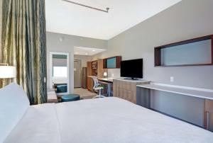 查尔斯顿Home2 Suites By Hilton Charleston Daniel Island, Sc的配有一张床和一台平面电视的酒店客房