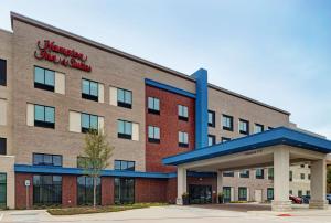 法默斯布兰奇Hampton Inn & Suites Farmers Branch Dallas, Tx的酒店前方的 ⁇ 染