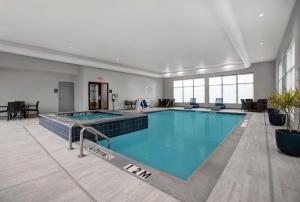 法默斯布兰奇Hampton Inn & Suites Farmers Branch Dallas, Tx的大楼内的大型游泳池