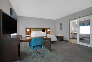 法默斯布兰奇Hampton Inn & Suites Farmers Branch Dallas, Tx的酒店客房配有一张床和一张带电脑的书桌