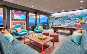 莱赫Tru By Hilton Lehi, Ut的游戏室设有台球桌和壁画
