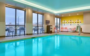 莱赫Tru By Hilton Lehi, Ut的一座配有桌椅的酒店游泳池