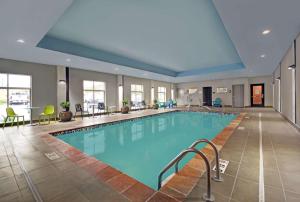 利伯蒂Home2 Suites by Hilton Liberty NE Kansas City, MO的在酒店房间的一个大型游泳池