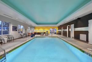 斯普林菲尔德Tru By Hilton Springfield Downtown的在酒店房间的一个大型游泳池