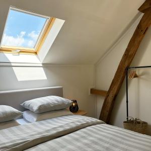 海尔伦Hoeve Berghof的一间卧室设有一张床和一个窗口
