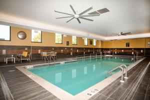 萨利纳Homewood Suites By Hilton Salina/Downtown, Ks的一个带吊扇的大型游泳池