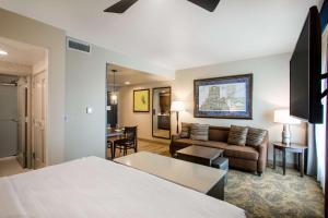 萨利纳Homewood Suites By Hilton Salina/Downtown, Ks的酒店客房设有沙发和客厅。