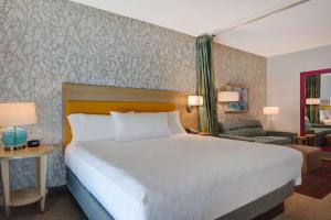 萨拉索塔Home2 Suites by Hilton, Sarasota I-75 Bee Ridge, Fl的一间带大床的卧室和一间客厅