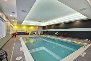 温彻斯特Tru By Hilton Winchester, Va的在酒店房间的一个大型游泳池