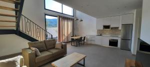 托洛克斯Casa Rural Reserva de las Nieves的带沙发和桌子的客厅以及厨房。