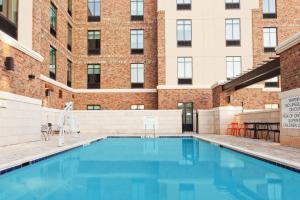 阿尔法利塔Home2 Suites By Hilton Alpharetta, Ga的大楼前的游泳池