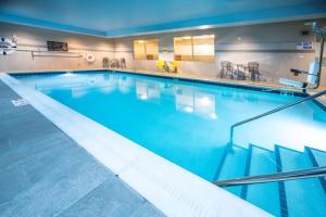 布卢明顿Home2 Suites By Hilton Minneapolis-Mall of America的蓝色海水大型室内游泳池