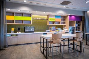 布卢明顿Home2 Suites By Hilton Minneapolis-Mall of America的餐厅设有桌椅