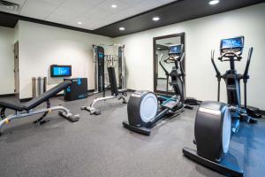 布卢明顿Home2 Suites By Hilton Minneapolis-Mall of America的健身房设有数台跑步机和有氧运动器材