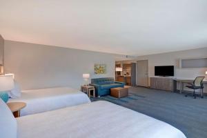 WillistonHome2 Suites Williston Burlington, Vt的酒店客房设有两张床和电视。