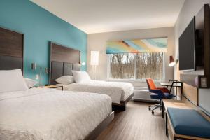 莱瑟姆Tru By Hilton Albany Airport, Ny的酒店客房设有两张床和窗户。