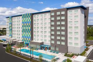 奥兰多Tru By Hilton Orlando Convention Center的享有酒店空中美景,设有游泳池