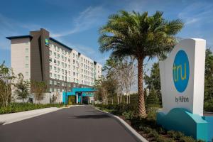 奥兰多Tru By Hilton Orlando Convention Center的一座建筑前有棕榈树的酒店