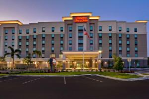 坦帕Hampton Inn & Suites Tampa Riverview的前面有标志的酒店