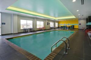 西孟菲斯Tru By Hilton West Memphis, Ar的在酒店房间的一个大型游泳池