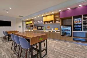 阿塔斯卡德罗Home2 Suites By Hilton Atascadero, Ca的一间带2张桌子和冰箱的餐厅