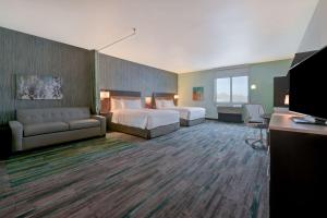 阿塔斯卡德罗Home2 Suites By Hilton Atascadero, Ca的酒店客房,设有两张床和一张沙发
