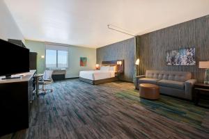 阿塔斯卡德罗Home2 Suites By Hilton Atascadero, Ca的酒店客房,配有床和沙发