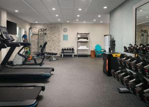 珀尔Home2 Suites By Hilton Jackson/Pearl, Ms的一间健身房,里面配有跑步机和机器