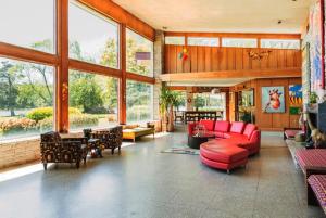 诺福克Wiseacre Estate的客厅设有红色家具和大窗户