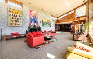 诺福克Wiseacre Estate的客厅配有红色家具和砖墙