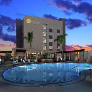 安纳海姆SunCoast Hotel Anaheim, Tapestry Collection by Hilton的酒店前方的大型游泳池