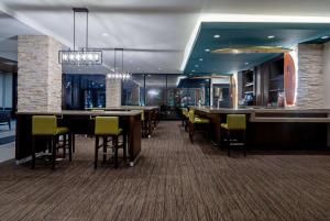 安纳海姆SunCoast Hotel Anaheim, Tapestry Collection by Hilton的一间带桌椅的餐厅和一间酒吧