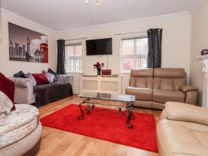贝弗利1 Cockerill Fold的带沙发和红色地毯的客厅