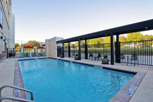 路易斯维尔Home2 Suites By Hilton Lewisville Dallas的大楼内的大型游泳池