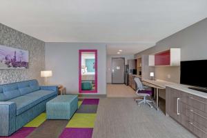 巴克艾Home2 Suites By Hilton Buckeye Phoenix的带沙发的客厅和用餐室