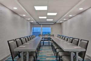 奥蒙德海滩Home2 Suites Ormond Beach Oceanfront, FL的一间会议室,配有长桌子和椅子