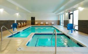 科罗拉多斯普林斯Hampton Inn Colorado Springs I-25 Central的大楼内的一个蓝色海水游泳池